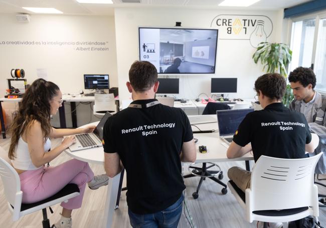 Los jóvenes ingenieros y graduados que integran el Laboratorio Creativo de Renault.