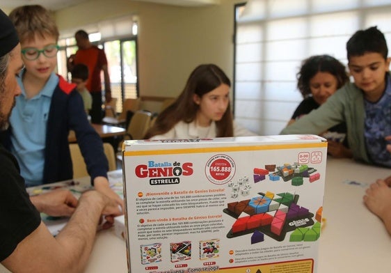 Varios niños superdotados participan en un juego de mesa para estimular su desarrollo intelectual.