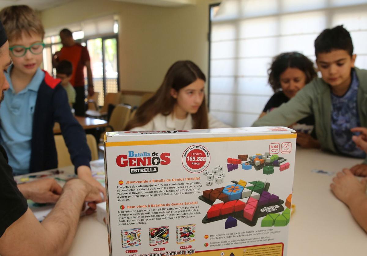 Varios niños superdotados participan en un juego de mesa para estimular su desarrollo intelectual.