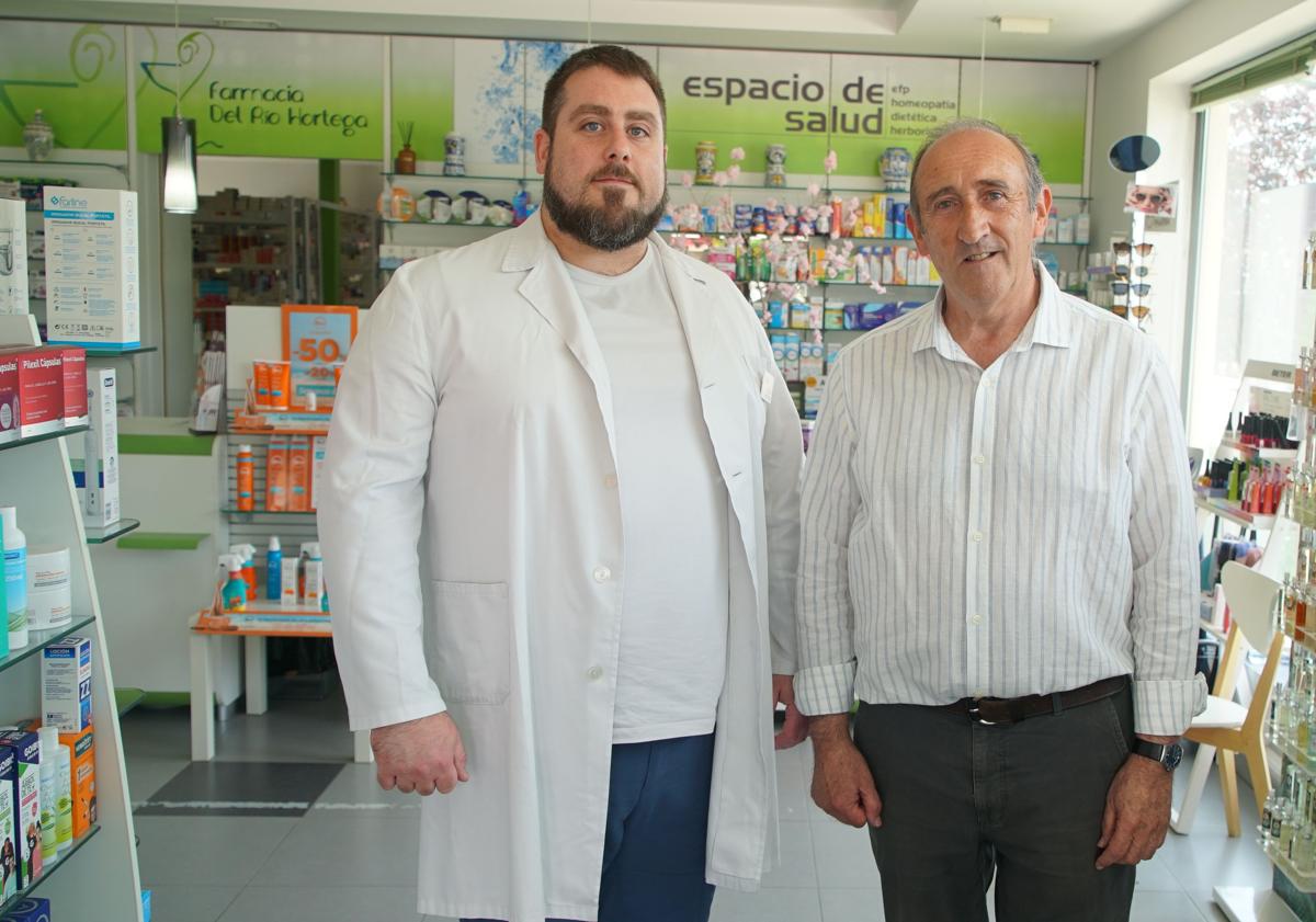 Imagen principal - Carlos Sanz del Río y su hijo Carlos Sanz Botín, en su farmacia. Debajo, sobrinas de Julián del Río Hortega en la botica y al lado, el fundador del centenario negocio.