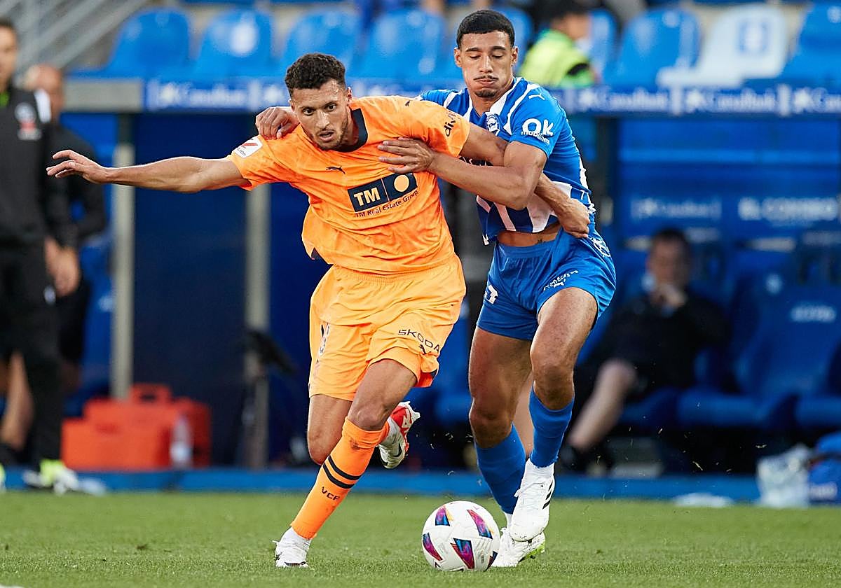 Amallah disputa el balón a un jugador del Alavés en un partido con el Valencia.