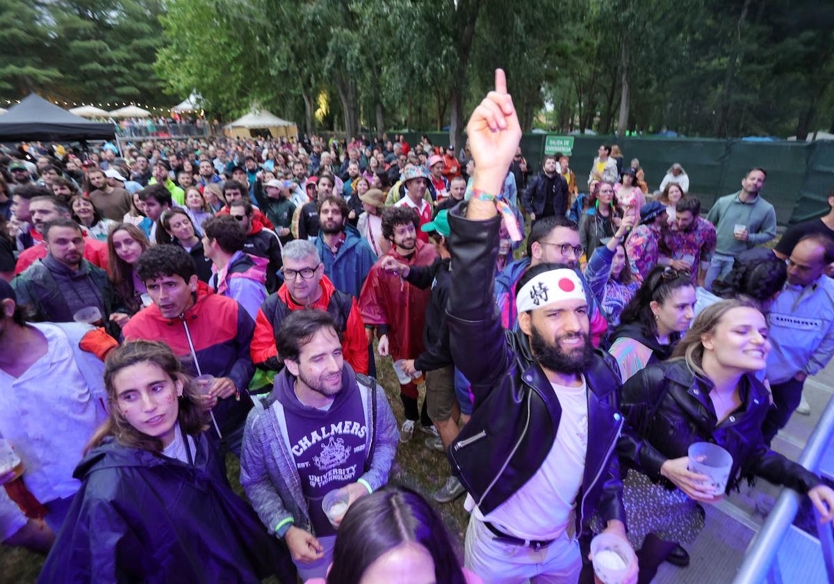 El público disfruta en el Sotillo en la noche de este sábado.