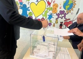 Una persona deposita el voto en la urna.