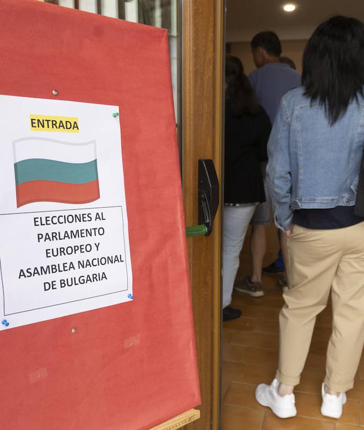 Imagen secundaria 2 - El apoderado de Vox, en el colegio Ponce de León, cuando el ministro Óscar Puente depositaba su voto; los miembros de una mesa del Cristobal Colón se vuelven a sentar en los pequeños pupitres de un aula y la entrada al centro cívico Blas Pajarero para votar a las elecciones de la Asamblea Nacional de Bulgaria.