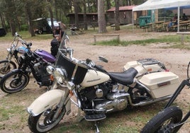 Una participante en el evento observa motos customizadas.