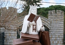 Estatua de Alfonso X en conmemoración del 750 aniversario de su término municipal.