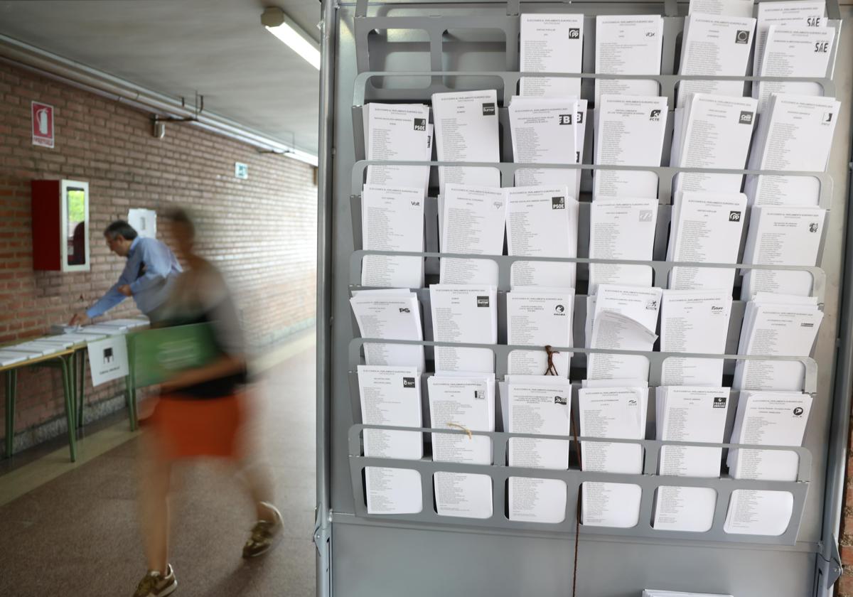 Papeletas dispuestas para los electores en el Instituto Núñez de Arce.