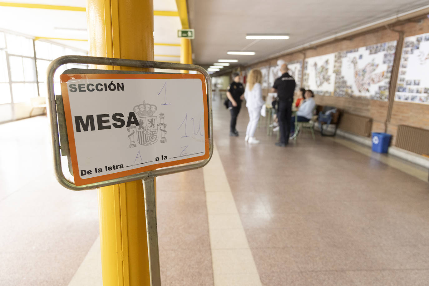 Votaciones en el colegio Núñez de Arce.