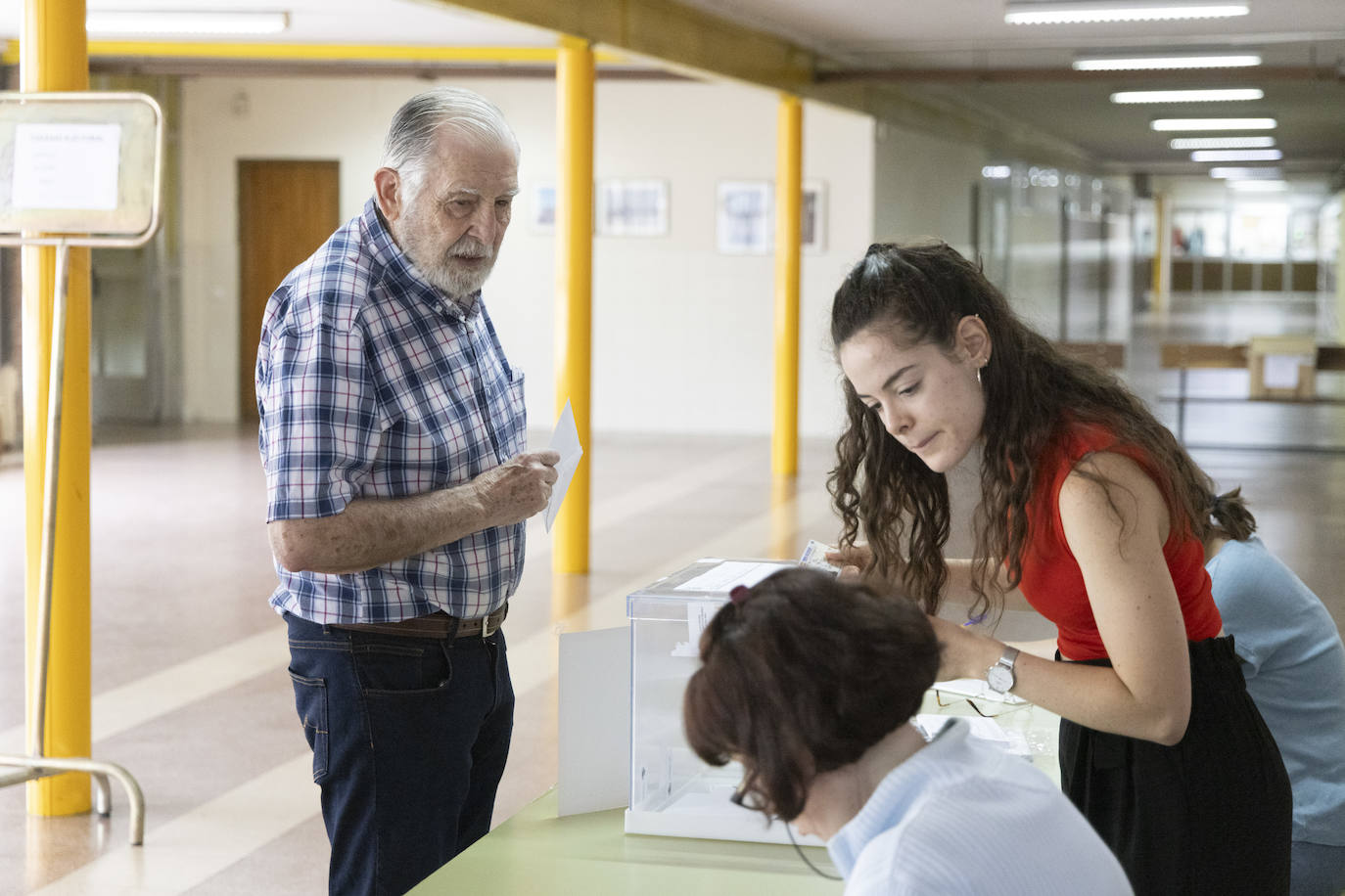 Votaciones en el colegio Núñez de Arce.