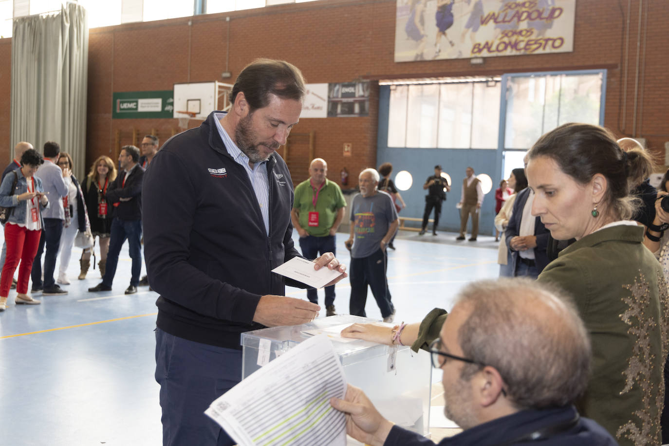 Óscar Puente vota en el colegio Ponce de León de Valladolid