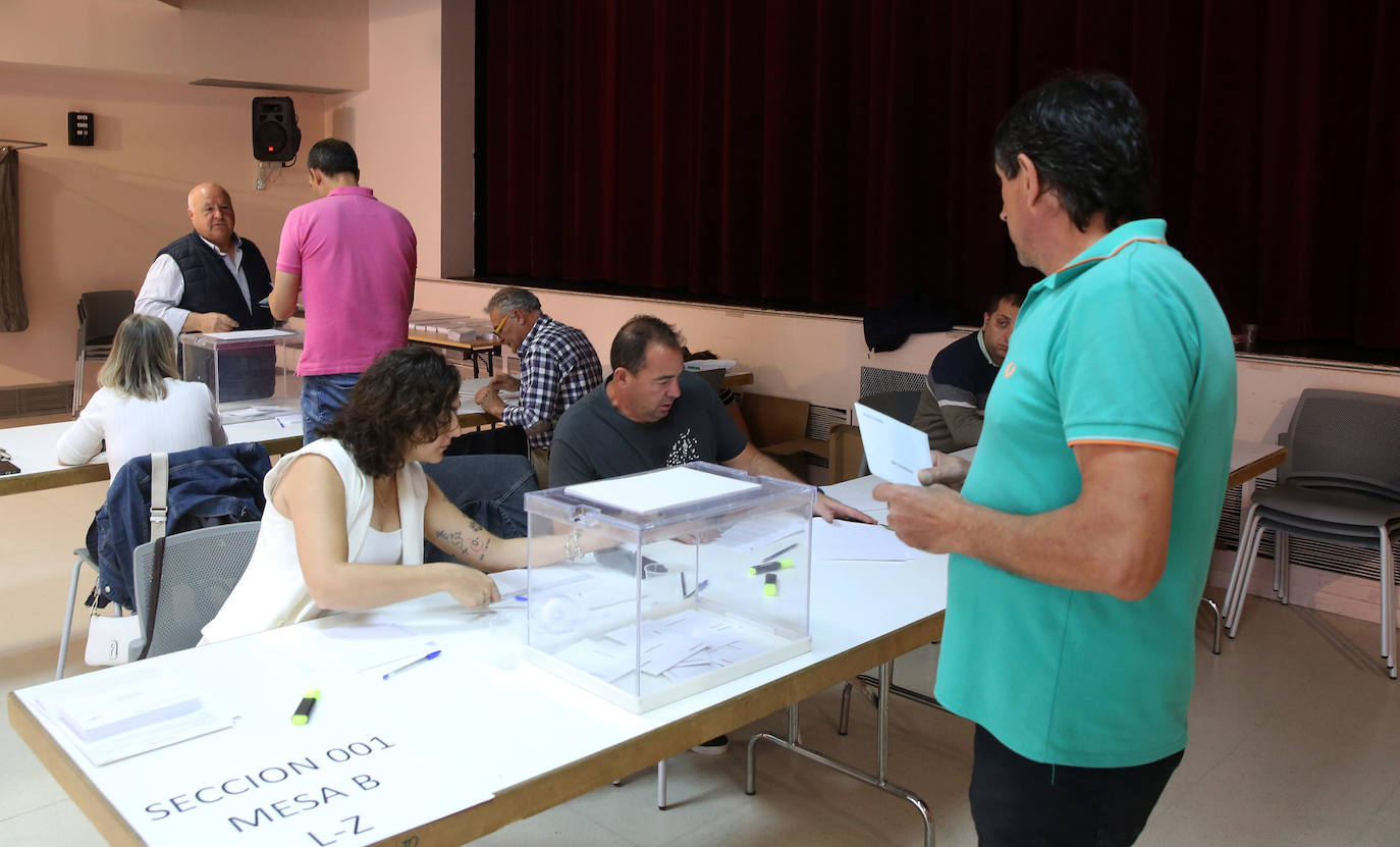 Fotografías de las votaciones en Segovia de las elecciones europeas