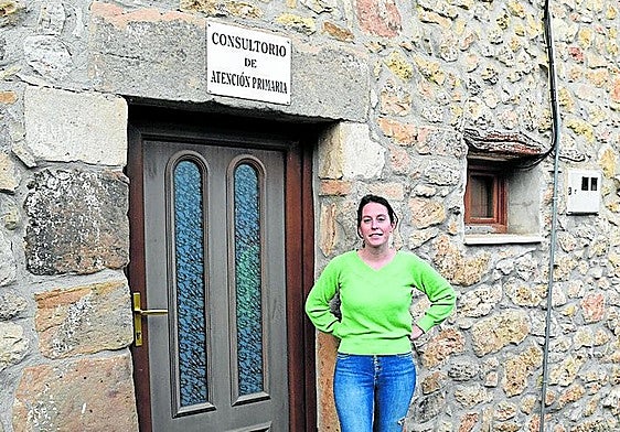 Laura Diez Alonso, en la puerta del consultorio.