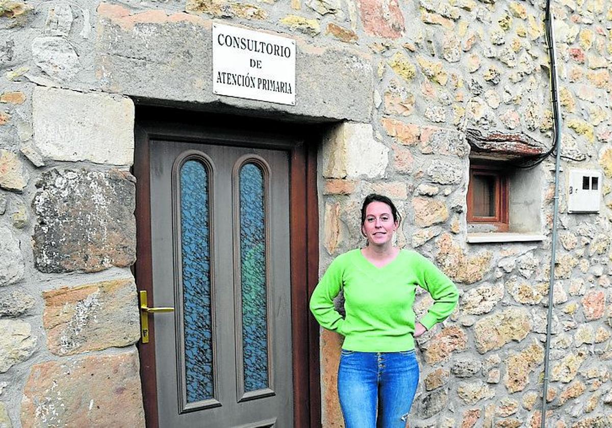 Laura Diez Alonso, en la puerta del consultorio.