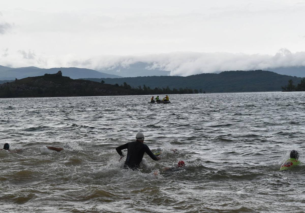 El VIII Triatlón Sprint de Aguilar, marcado por la lluvia