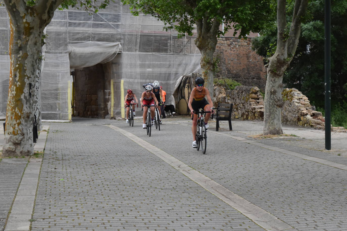 El VIII Triatlón Sprint de Aguilar, marcado por la lluvia