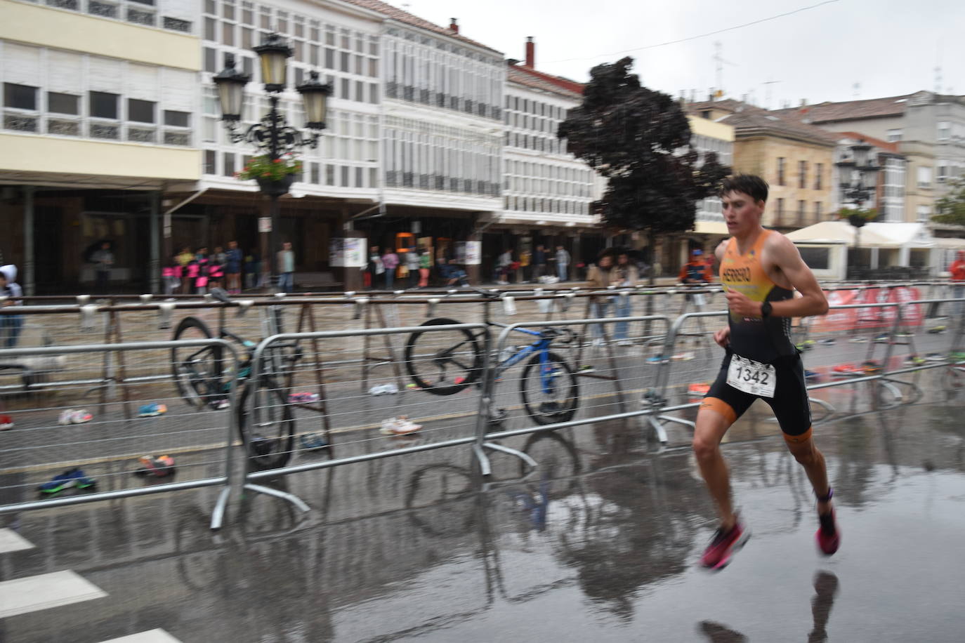 El VIII Triatlón Sprint de Aguilar, marcado por la lluvia