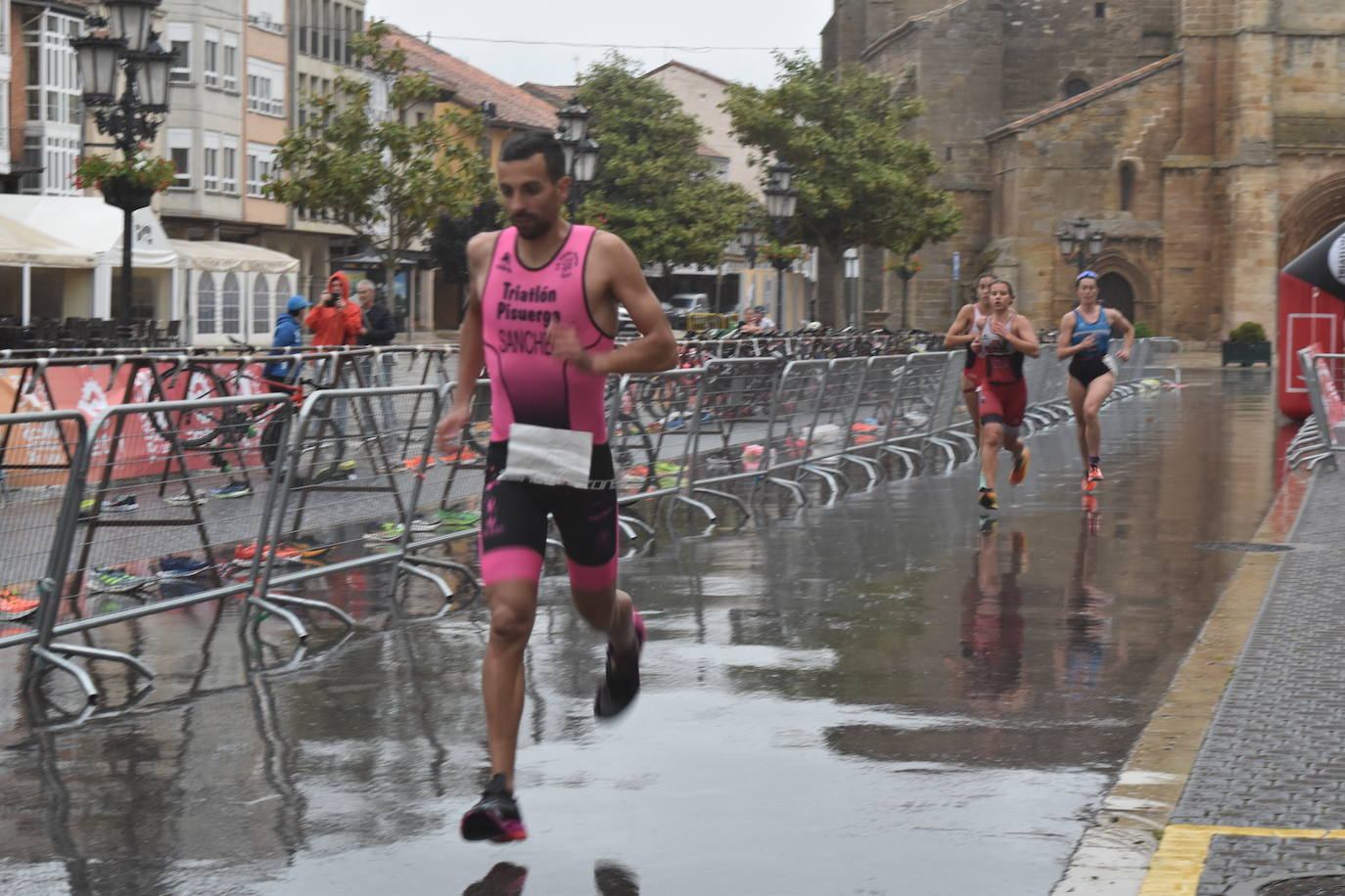 El VIII Triatlón Sprint de Aguilar, marcado por la lluvia