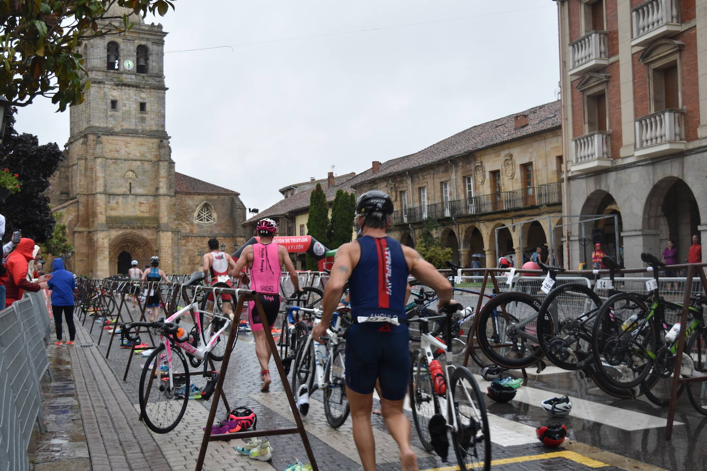 El VIII Triatlón Sprint de Aguilar, marcado por la lluvia