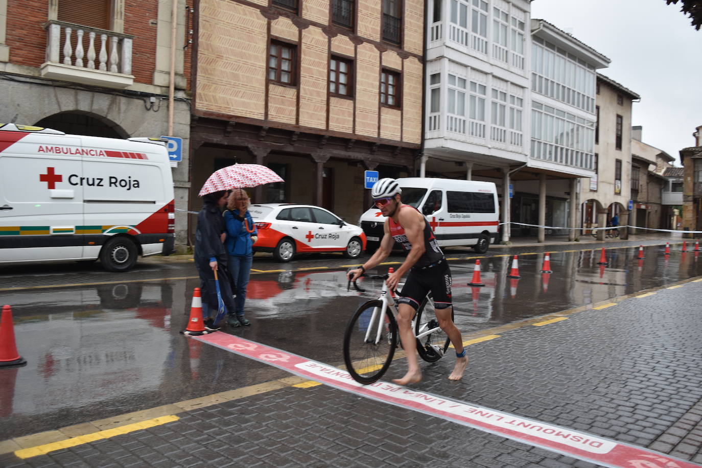 El VIII Triatlón Sprint de Aguilar, marcado por la lluvia