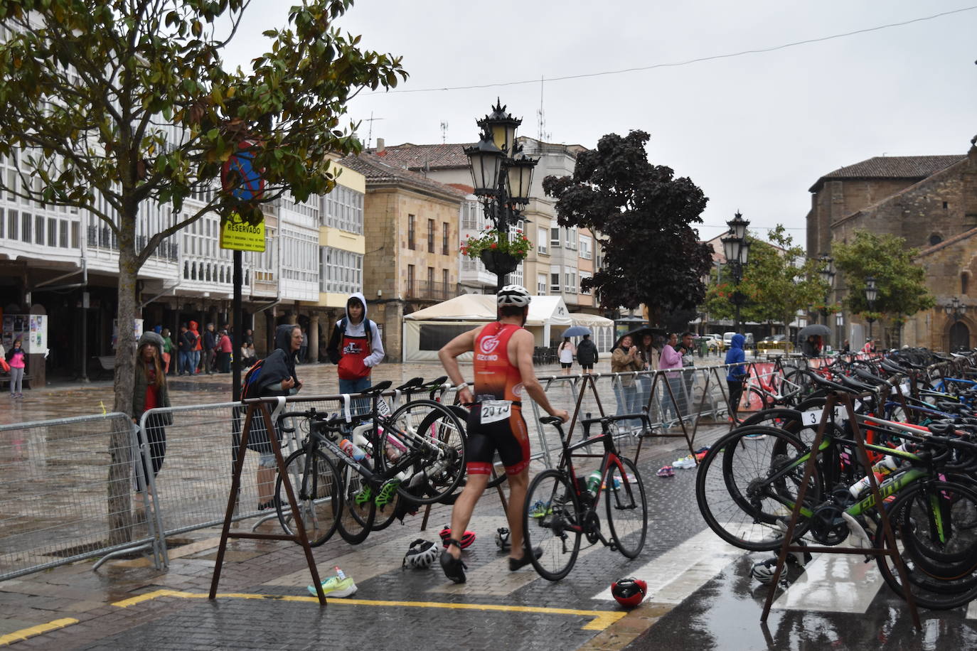 El VIII Triatlón Sprint de Aguilar, marcado por la lluvia