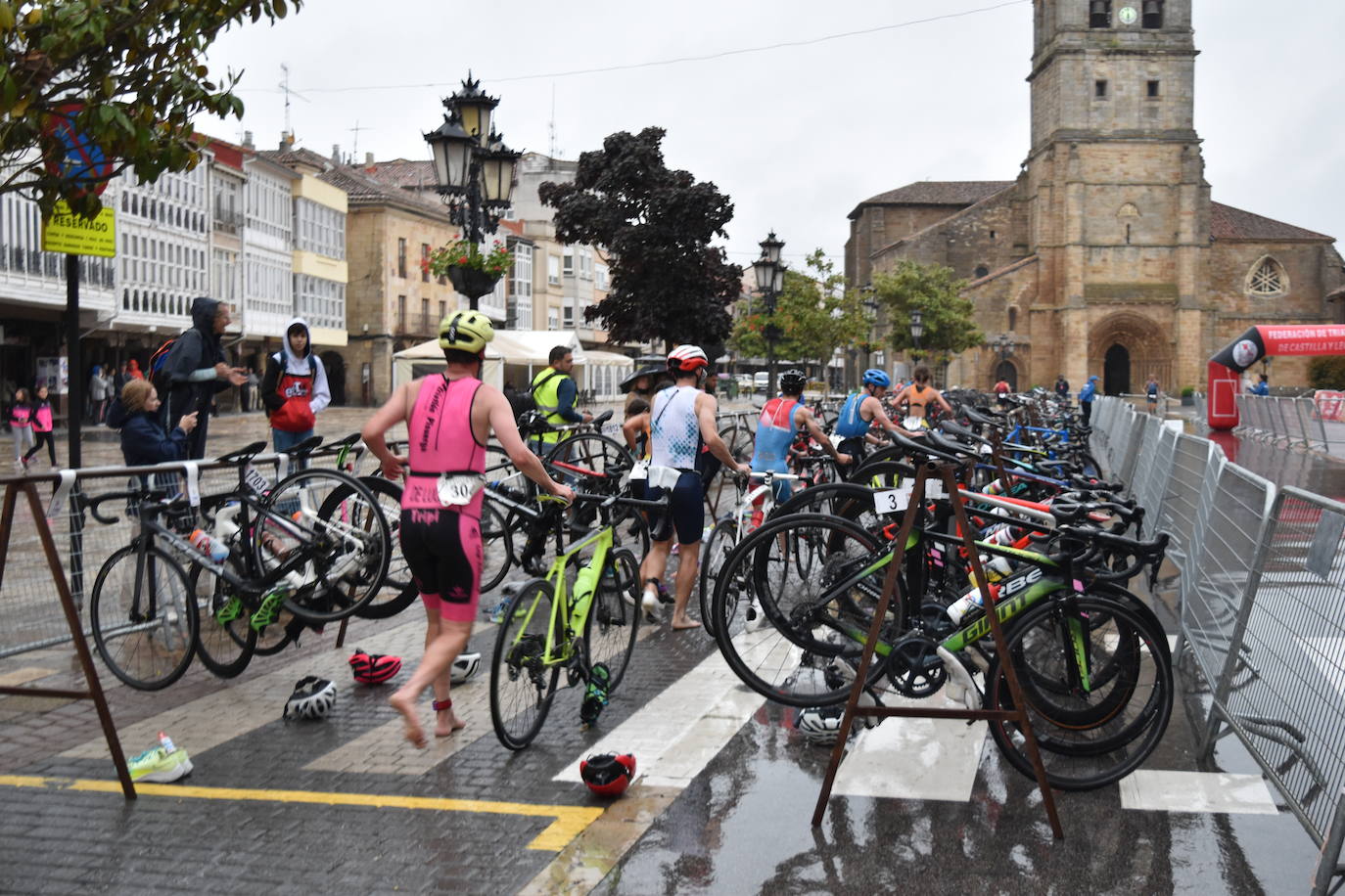 El VIII Triatlón Sprint de Aguilar, marcado por la lluvia