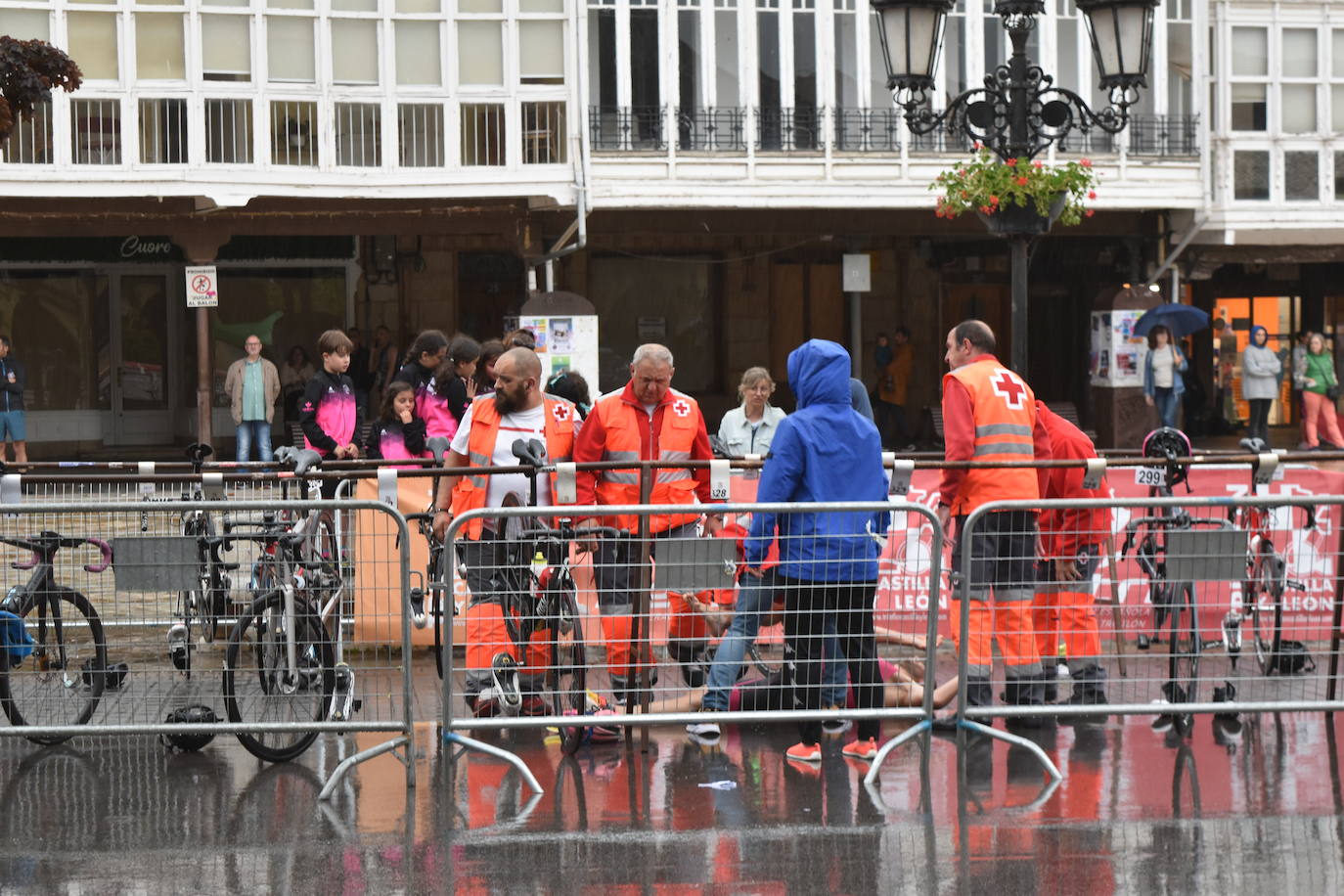 El VIII Triatlón Sprint de Aguilar, marcado por la lluvia