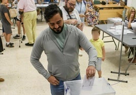 El número 1 de Se acabó la fiesta a las elecciones europeas, Alvise Pérez (c), ejerce su derecho al voto en Sevilla este domingo.