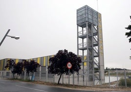 Instalaciones y torreta del parque del Servicio de Prevención, Extinción de Incendios y Salvamento de la Diputación en Palazuelos de Eresma.