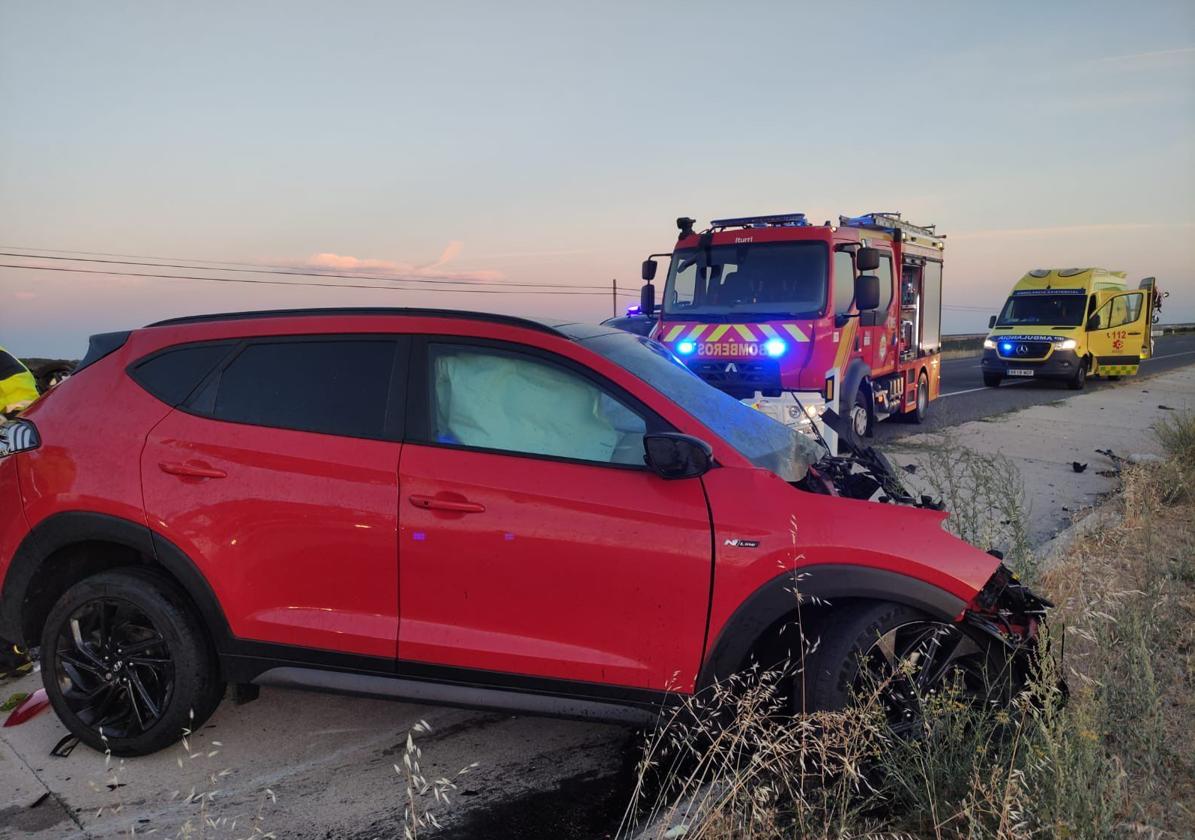 Bomberos de la Diputación de Valladolid asisten a un accidente ocurrido en las proximidades de la localidad segoviana de Cordorniz.