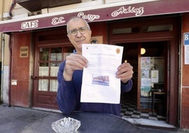 José Luis Castrillón, del Largo Adiós, con la carta que les llegó de la Policía Municipal informando de la retirada de su terraza por la grabación de MasterChef.