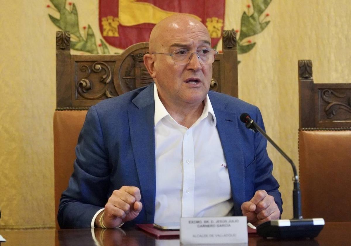 El alcalde de Valladolid, Jesús Julio Carnero, durante un acto celebrado hoy en el Ayuntamiento.