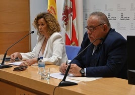 El consejero de Sanidad, Alejandro Vázquez, acompañado de la directora de Asistencia, Silvia Fernández, en la presentación del plan de verano.