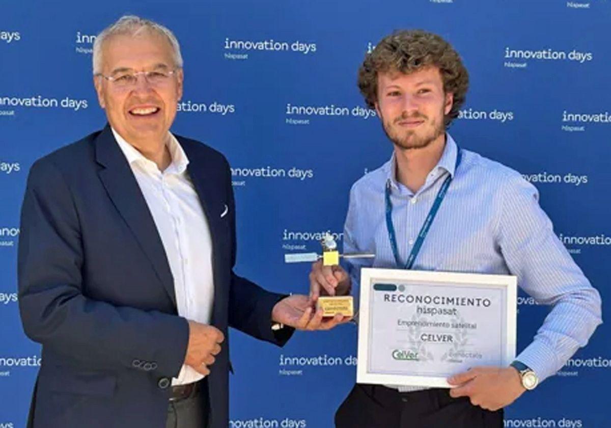 Iago Campo recibe el premio.