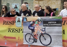 Grupo de personas frente a los juzgados de Salamanca el día del juicio.