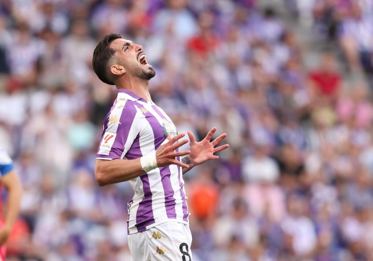 Monchu se lamenta tras fallar una ocasión con el Real Valladolid.