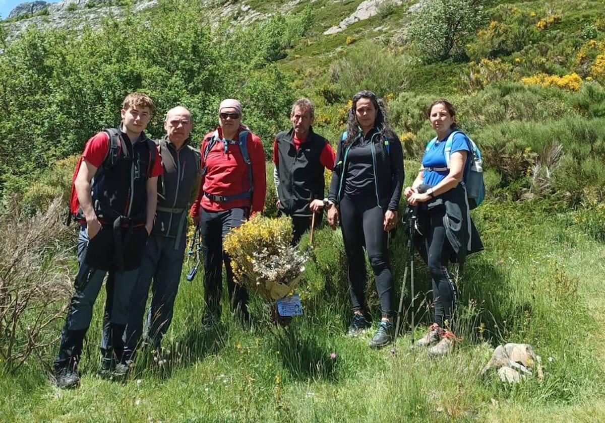 Integrantes del Club de Montaña Calahorra, con el ramo de flores depositado al inicio de la ruta en el Pico Espigüete.