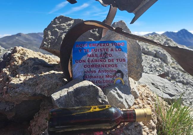 Placa en recuerdo al montañero fallecido en la cima del Pico Espigüete.