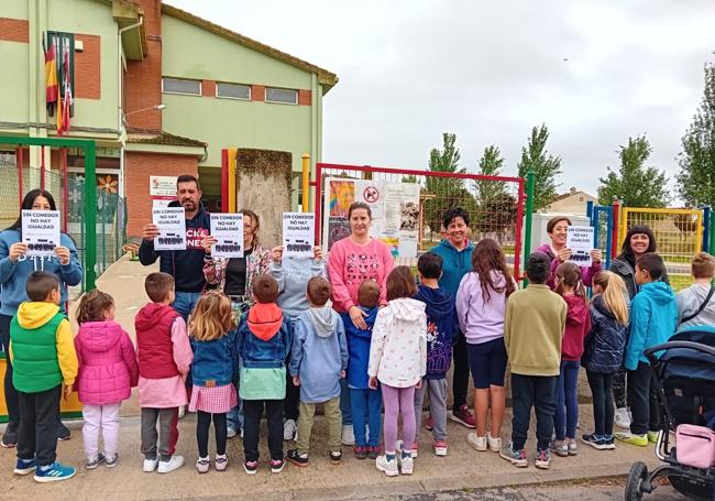 Padres y escolares de Abades se concentran a favor de la petición de comedor de Navas de Oro.