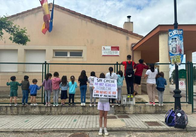 Alumnos del colegio de Sebúlcor, apoyan a sus compañeros de Navas de Oro.