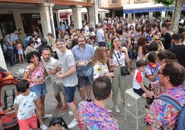 Establecimientos de la Plaza Mayor llenos de gente durante la jornada del sábado del Palencia Sonora.