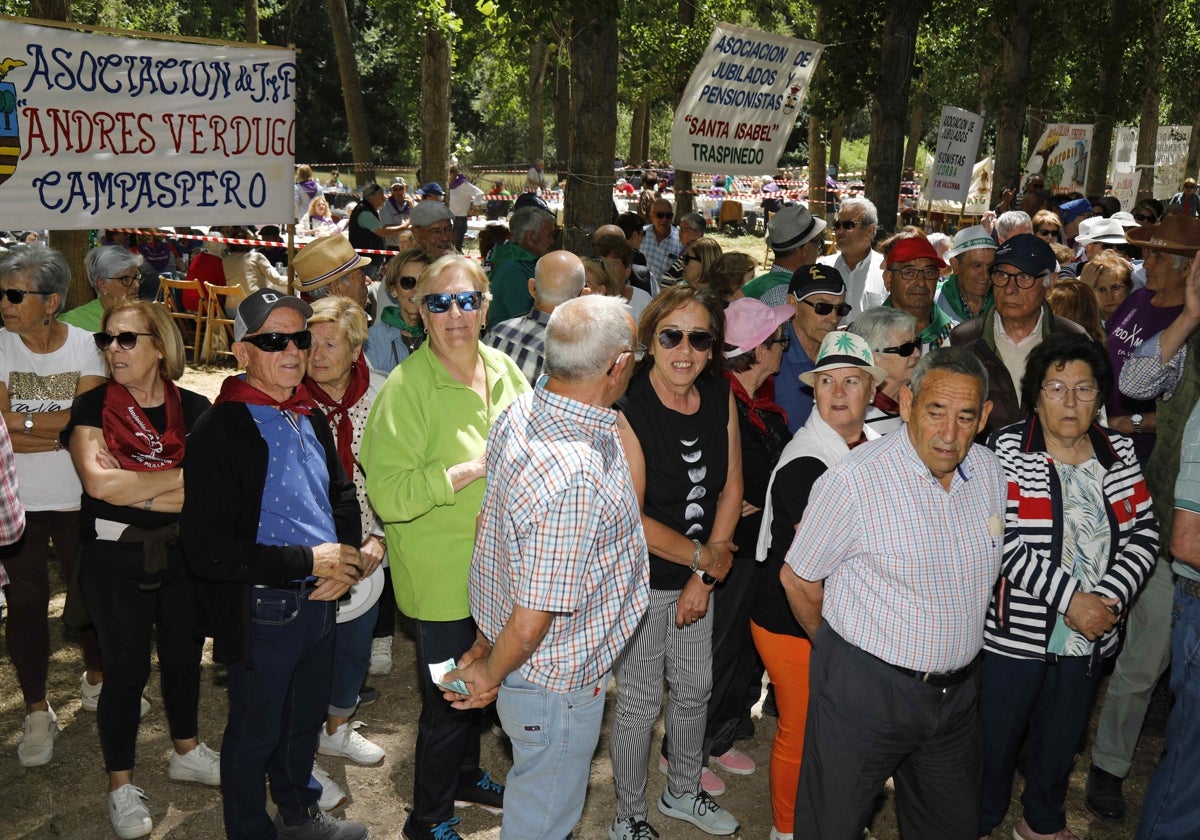 Algunos de los asistentes al encuentro en el parque donde ha tenido lugar la comida.