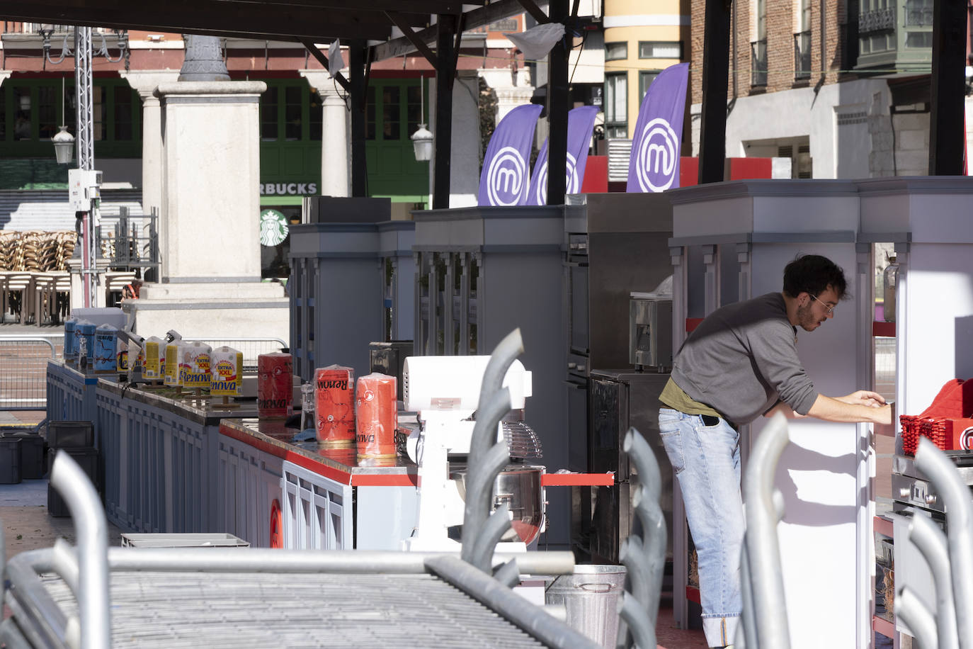 Un operario ultima trabaja en el plató instalado por MasterChef Celebrity en la Plaza Mayor de Valladolid.