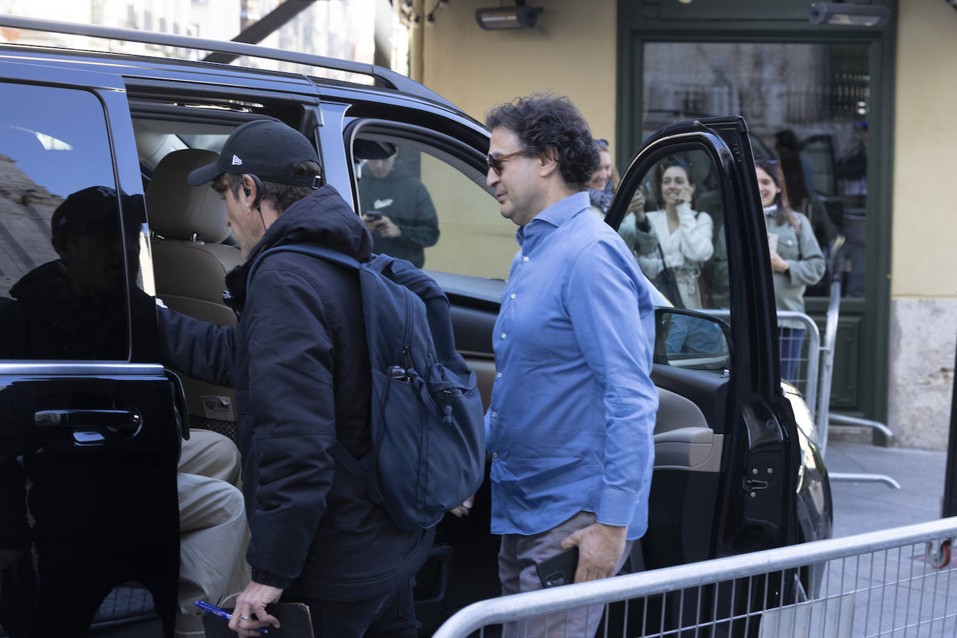 Pepe Rodríguez sube a uno de los coches de la organización.