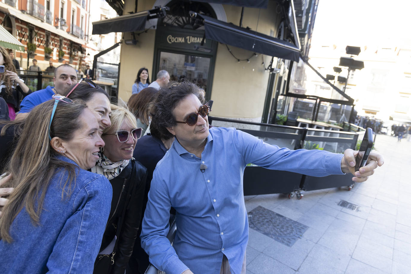 Pepe Rodríguez se toma un selfi junto a tres fans.