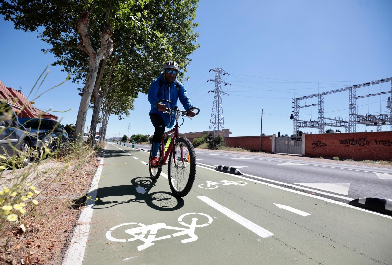 Rolando Lázaro 'Jordan', ex jugador del BSR Valladolid, con su bicicleta adaptada de un solo pedal, en el carril bici de Santovenia.