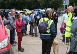 Familiares y allegados al anciano segoviano colaboran con las fuerzas de seguridad en el puesto que se instaló en la explanada de San Marcos.