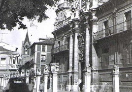 Fachada de la Universidad, con la torre de la desaparecida iglesia del Sagrado Corazón de Jesús al fondo.