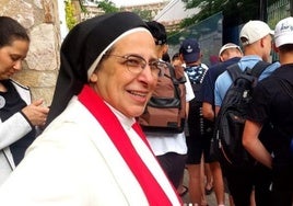 Sor Lucía Caram en una foto con los chicos y chicas de Ucrania