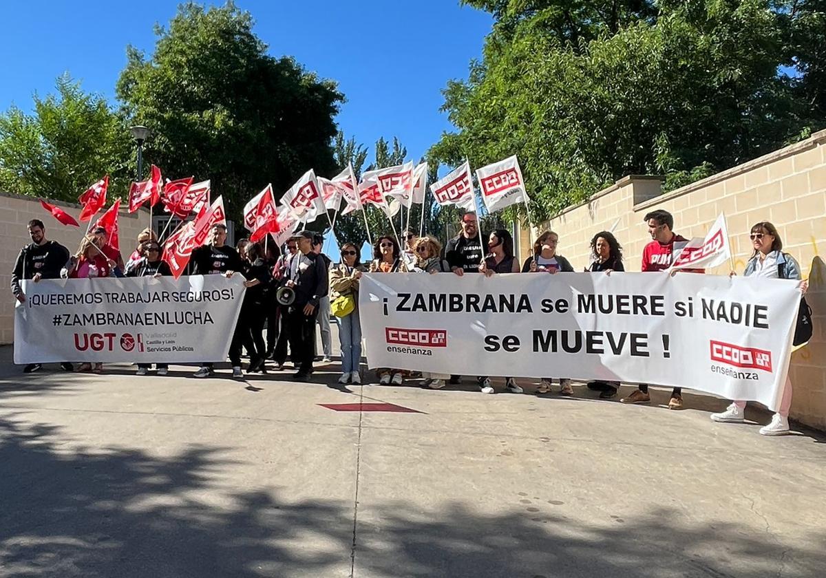 Parón convocado este martes por los sindicatos frente al Zambrana para reclamar mejoras.