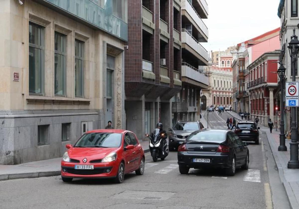 Vehículos en la calle La Cestilla, que pasará a tener un solo carril tras la reforma.